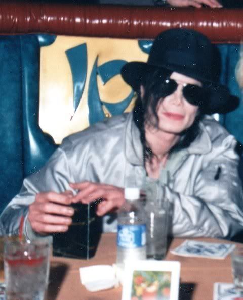 http://i737.photobucket.com/albums/xx20/hsmjj/Michael%20Jackson%20Rare/129.jpg